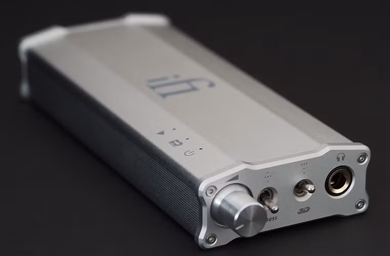 IFI MICRO ICAN: Được ứng dụng công nghệ Direct Drive, chạy mạch Class A, không dùng đến tụ lọc ở tầng ra, Micro iCan không chỉ có âm thanh đầu ra mạnh mẽ với công suất tối đa lên tới 10watt/kênh, headphone amp này còn đảm bảo được độ chi tiết cao cùng chất âm đầy nhạc tính. Cụ thể, iCan mạnh hơn iPod Touch thế hệ thứ năm tới 27 lần, hơn laptop MacBook Air tới 9 lần nên có thể kéo tốt hầu hết những tai nghe hi-end.