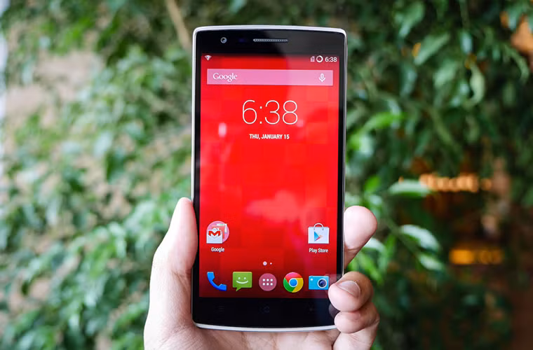 OnePlus One đã chứng minh rằng bạn không cần tốn bộn tiền để mua một chiếc smartphone cao cấp. Có cấu hình mạnh tương đương Sony Xperia Z2, nhưng OnePlus One có giá rẻ đến bất ngờ: 299 USD (6,3 triệu) cho bản 16GB và 350 USD (7,4 triệu) cho bản 64GB.