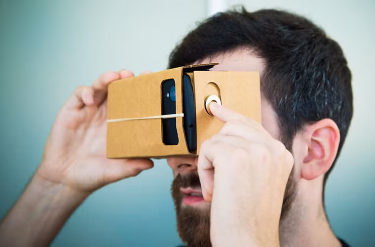 Google Cardboard là giải pháp thực tại ảo miễn phí. Dự án mã nguồn mở này cho phép bạn đút smartphone vào một bộ kính lắp ghép từ bìa các-tông và trải nghiệm thực ảo bất kỳ nơi nào.