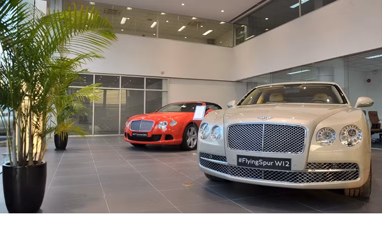 8. Cặp đôi Bentley chính hãng: Để chuẩn bị cho việc khai trương đại lý chính hãng tại Hà Nội, cặp đôi Bentley chính hãng đầu tiên đã được đưa về Việt Nam và hiện đang được trưng bày tại showroom của Bentley Hà Nội nằm ở số 2 đường Tôn Thất Thuyết. Bentley Coniental Flying Spur có giá 198.000 USD tại Mỹ còn Bentley Coniental GTC W12 là 212.800 USD.