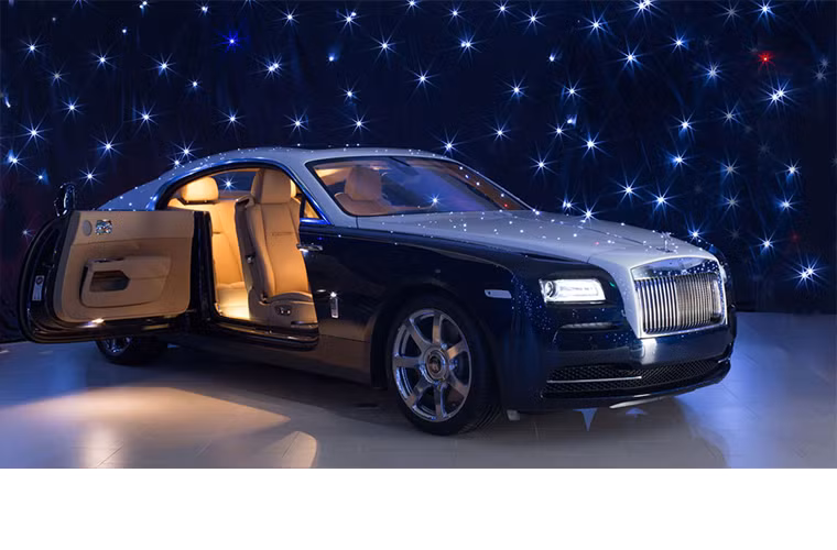 4. Rolls-Royce Wraith: Là mẫu xe thể thao đầy cá tính của hãng xe siêu sang đến từ Anh Quốc, Wraith mang đến sự bí ẩn, trẻ trung, linh hoạt hơn Phantom, mạnh mẽ và ngầu hơn Ghost. Được cho là phiên bản phá cách của Rolls-Royce, Wraith hướng tới những khách hàng là những người trẻ trung và thành đạt. Tại Việt Nam, Wraith có giá 18 tỉ đồng.