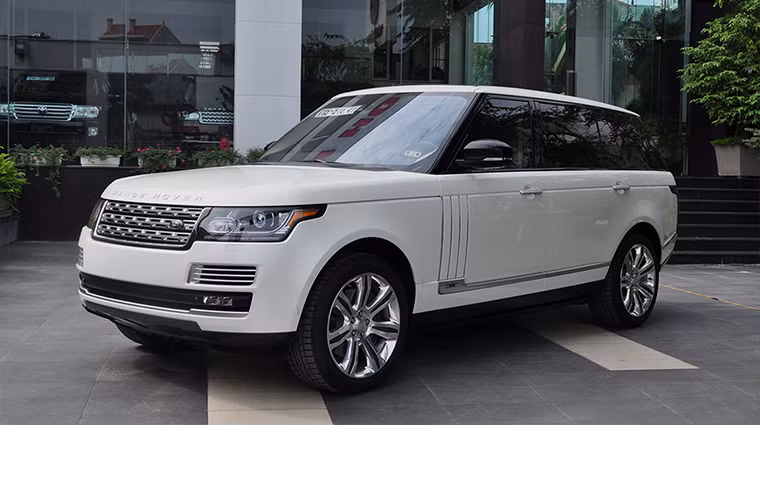 9. Ranger Rover LWB Autobiography Black Edition: Đây chính là phiên bản đắt nhất của mẫu SUV đến từ Anh Quốc. Trên thế giới chỉ có 100 chiếc được sản xuất và cũng chỉ có 25 chiếc màu trắng. Nhập về bởi một showroom tại Hà Nội đầu tháng 12 vừa rồi và ngay lập tức nó trở 1 trong số những chiếc SUV hạng sang đắt nhất tại Việt Nam. Ở Mỹ 1 chiếc tương tự có giá khoảng 200.000 USD.