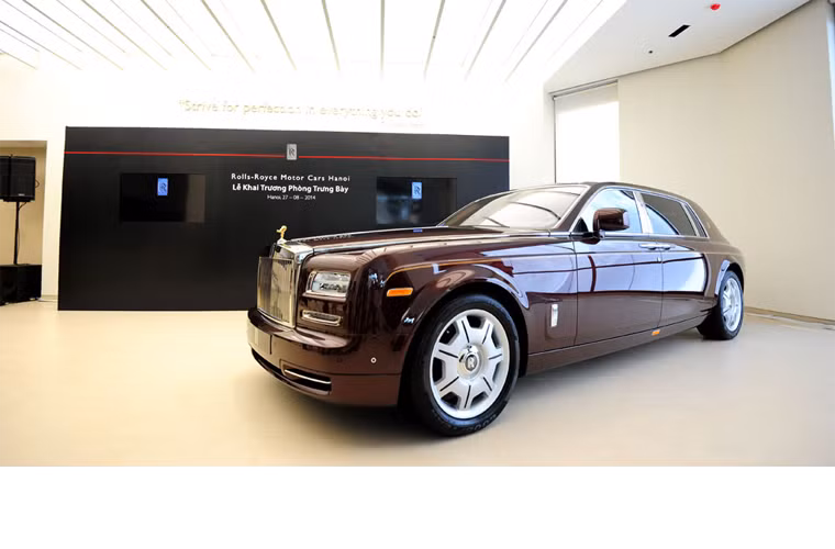 1. Rolls-Royce Phantom Mặt trời phương Đông: Xứng đáng là mẫu xe hàng đầu về Việt Nam trong năm nay bởi nó có quá nhiều thứ đặc biệt từ cái tên "Mặt trời phương Đông" cho đến những họa tiết thiết kế trên xe cũng vô cùng hoàn hảo. Là phiên bản độc quyền dành riêng cho thị trường Việt Nam, với số lượng sản xuất chỉ duy nhất một xe trên toàn thế giới, vì thế chiếc xe siêu sang này cũng có giá siêu cao - trên 30 tỉ đồng.