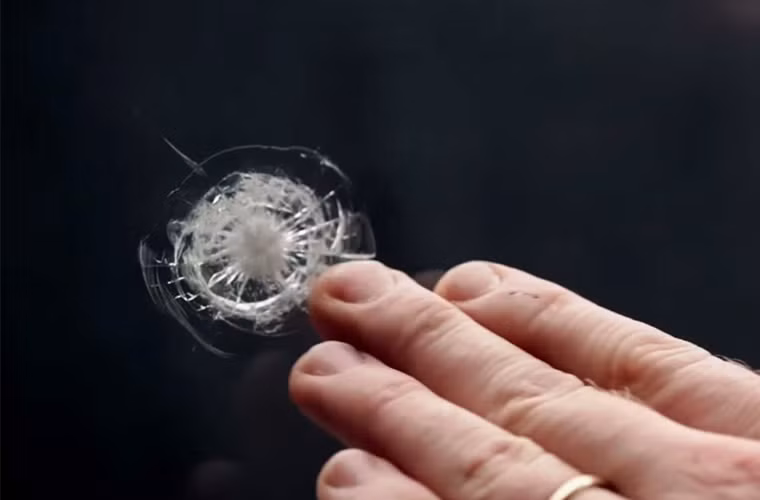 Và đây là kết quả cho thấy khả năng chịu lực của Gorilla Glass. Không chỉ chịu ít tổn hại hơn mà viên đạn còn không thể xuyên thủng lớp kính. Dẫu vậy, Gorilla Glass không phải là kính chống đạn và nó có thể vỡ khi bị bắn dưới vận tốc lớn hơn.