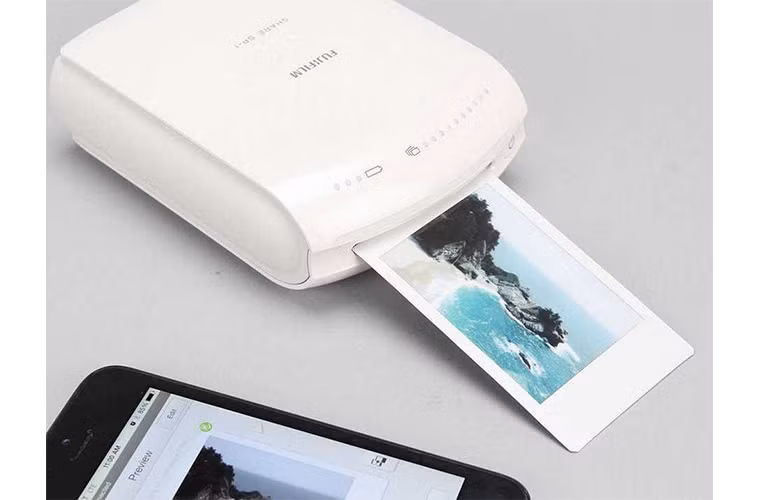 In ảnh để gởi cho người thân có thể mất nhiều thời gian. Chiếc máy in kết nối với iPhone qua WiFi của hãng Fuji này sẽ là giải pháp cho bạn khi có thể in ngay khi cần. Hiện được bán trên Urban Outfitters với giá 199 đô.