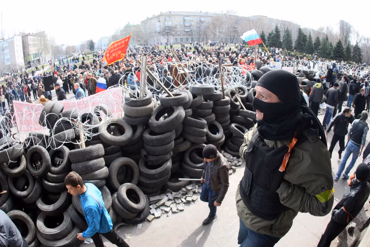 Những người biểu tình canh gác rào chắn bên ngoài trụ sở Cơ quan An ninh Ukraine ở thành phố Donetsk, hôm 7/4.