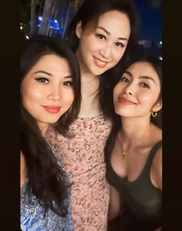 Vừa qua, khi xuất hiện tại một sự kiện, Hà Tăng đã gây chú ý khi diện một chiếc váy 2 dây với tông màu tối. Có thể thấy, dù chỉ diện một bộ trang phục đơn giản, song việc kết hợp các phụ kiện hợp lý vẫn không hề khiến Hà Tăng bị dìm hàng. Đa số những lần xuất hiện, Hà Tăng đều chọn những thiết kế rất tối giản nhưng đủ tạo ấn tượng.