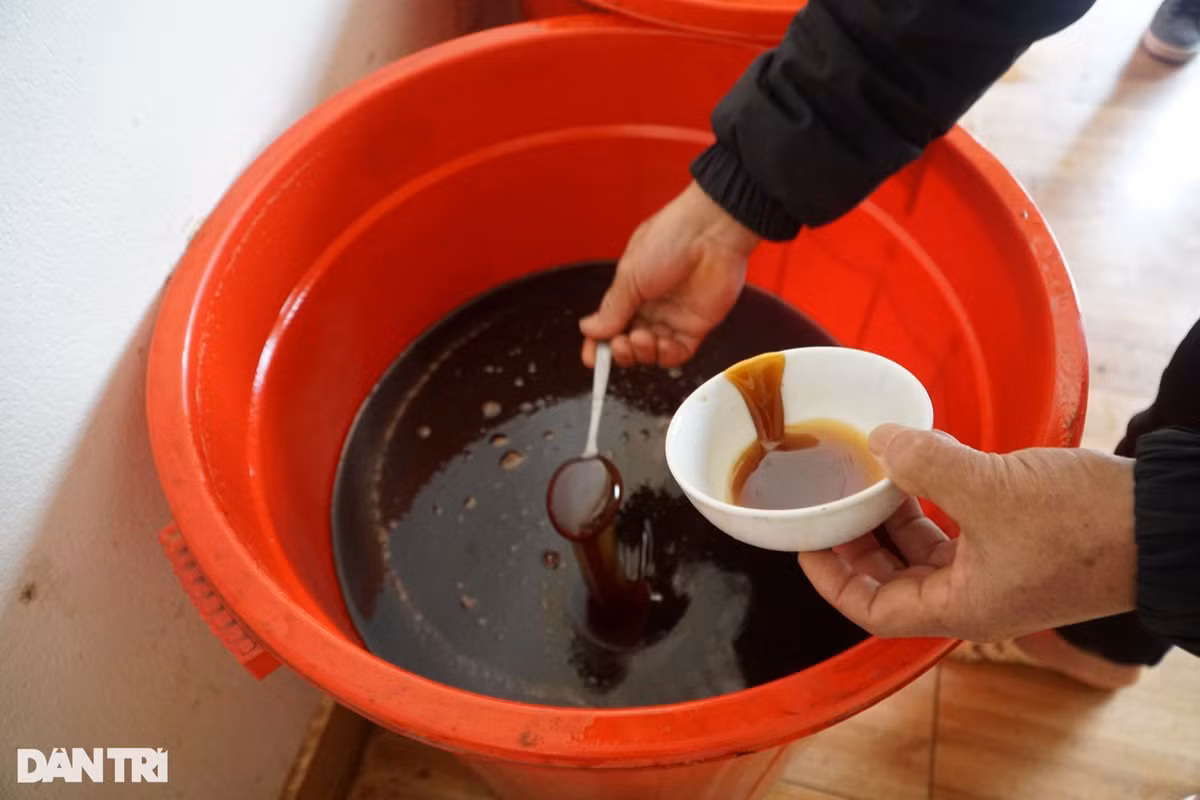 Quá trình nấu mật, người thợ sẽ vớt bỏ lớp bọt ở phía trên rồi dùng vải màn lọc lấy dòng mật sánh mịn.