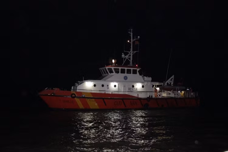 Đồng thời Vungtau RMCC đã điều 2 tàu TKCN SAR 413; SAR 272 phối hợp cùng Ban chỉ huy TKCN; Biên phòng 2 tỉnh Bà Rịa Vũng Tàu, Tiền Giang và kêu gọi các tàu thuyền đang đánh bắt trên biển gần vùng xảy ra tai nạn tìm kiếm các nạn nhân.