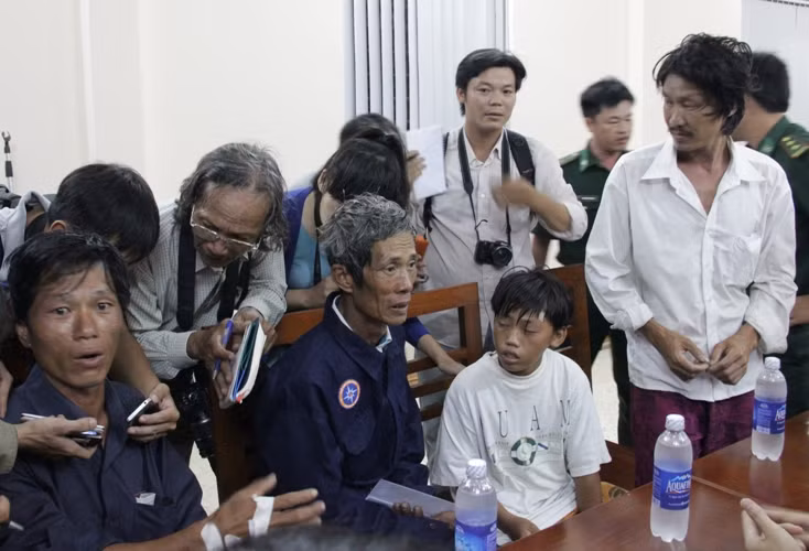 Nhiều phóng viên thăm hỏi sức khỏe của các nạn nhân và nghe họ kể lại phút sinh tử sau vụ tai nạn.