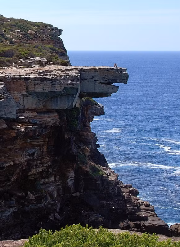  7. Eagle Rock - Australia Eagle Rock – Mỏm đá đại bàng nằm trong công viên Royal National Park ở bang New South Wales, Australia. Mỏm đá nổi tiếng vì có hình dáng đầu và mỏ của một chú đại bàng đang hướng thẳng ra đại dương. Tuy không nằm trên cao để có thể bao quát toàn bộ không gian rộng lớn những mỏm đá này là nơi chụp hình lý tưởng cho những khách du lịch muốn lưu giữ lại khoảnh khắc mình đang cưỡi trên đầu một chú đại bàng khổng lồ.