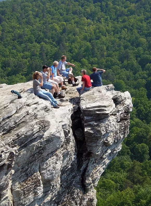  5. Hanging Rock tại công viên Hanging Rock, Mỹ Mỏm đá Hanging nằm trong công viên có cùng tên gọi ở bang Bắc Carolina. Thoạt nhìn, khách du lịch sẽ dễ dàng cảm thấy dường như đó chỉ là một tảng đá lớn còn mắc lại của ngọn núi, trông vô cùng bấp bênh và nguy hiểm. Đứng từ trên móm đá, du khách cũng có thể chiêm ngưỡng được toàn bộ khung cảnh thiên nhiên hoang sơ tại công viên này.