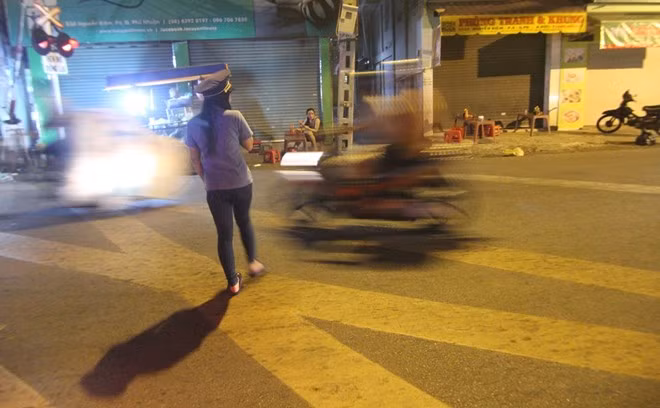 Mỗi giao lộ nơi đường sắt chạy ngang qua thường có 4 thanh barie, 2 nhân viên thay phiên nhau băng qua đường để hạ xuống.