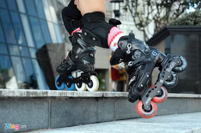 Patin là một môn thể thao đường phố, với nhiều động tác trượt, nhảy đẹp mắt giúp người chơi trở nên nhanh nhẹn, dẻo dai và tự tin, lại phù hợp với mọi lứa tuổi và phổ biến trên khắp thế giới. Môn thể thao này được du nhập vào Việt Nam vài năm trở lại đây, được giới trẻ ưa thích, hâm mộ và đang trở nên thịnh hành thu hút nhiều người tham gia tập luyện và chơi. Dụng cụ để chơi môn thể thao này là đôi giày có bánh trượt và bộ bảo vệ chấn thương khi tập luyện và biểu diễn.