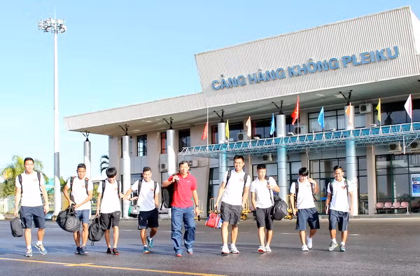 Sáng 19/10, U19 HAGL-Arsenal JMG đã lên đường... (Ảnh: Minh Trần).
