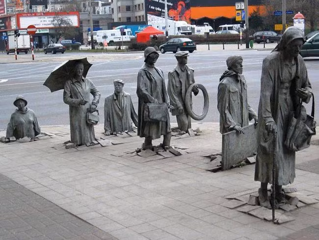 Đoàn người đi lên từ lòng đất...