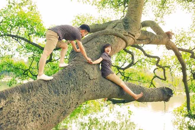 Kim Liên kể lại: “Chúng mình gặp nhau ngay trong lần gặp đầu tiên tại đêm giao thừa do công ty tổ chức. Anh ấy nói yêu mình từ cái nhìn đầu tiên và mời về nhà ngay trong đêm giao thừa. Tất nhiên, với kinh nghiệm 2 năm trong nghề mai mối mình từ chối. Dù vậy, sau khi vượt qua nhiều thử thách, mình nhận ra anh là chàng trai của mình".