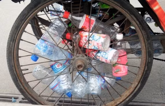 Trang trí bánh xe bằng vỏ chai.