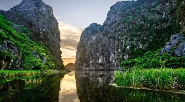  2. Tam Cốc - Bích Động Tam Cốc - Bích Động nằm ở xã Ninh Hải, huyện Hoa Lư, Ninh Bình, nơi đây còn được ưu ái gọi là "vịnh Hạ Long trên cạn" hay "Nam thiên đệ nhị động". Tam Cốc, có nghĩa là "ba hang", gồm hang Cả, hang Hai và hang Ba. Cả ba hang đều được tạo thành bởi dòng sông Ngô Đồng đâm xuyên qua núi.