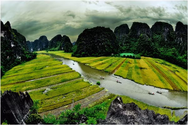 Cũng giống như Tràng An, để đi tham quan Tam Cốc, du khách phải đi bằng thuyền, xuôi theo dòng sông Ngô Đồng thơ mộng, nước trong vắt tới đáy để chiêm ngưỡng lần lượt 3 hang. Khung cảnh Tam Cốc nổi bật bởi sự kết hợp hài hòa của đá và nước. Các ngọn núi ở đây mang những hình thù đa dạng, nối tiếp nhau, ngọn này đến ngọn khác.