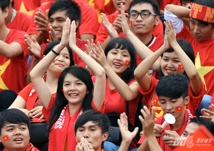Họ tạo nên một màu đỏ rực trên khán đài sân Cần Thơ cùng phong cách cổ vũ chuyên nghiệp.