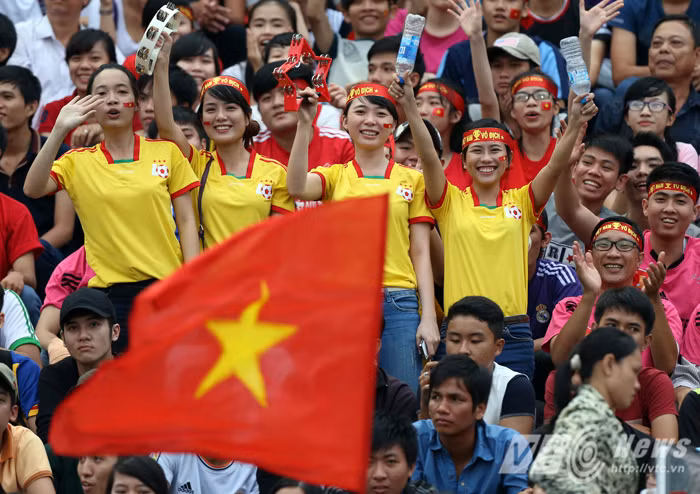 Ở một góc khác, những nhóm CĐV lẻ cũng có cách cổ vũ của riêng mình. Nhìn họ rất trẻ trung, nhiệt huyết...