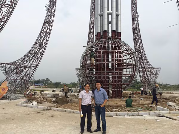 Chàng trai Bùi Thành An khảo sát công trình cùng bố.