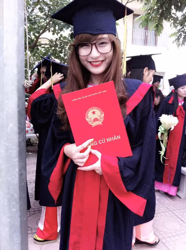 T ân cử nhân Huyền Namy trong ngày nhận bằng.