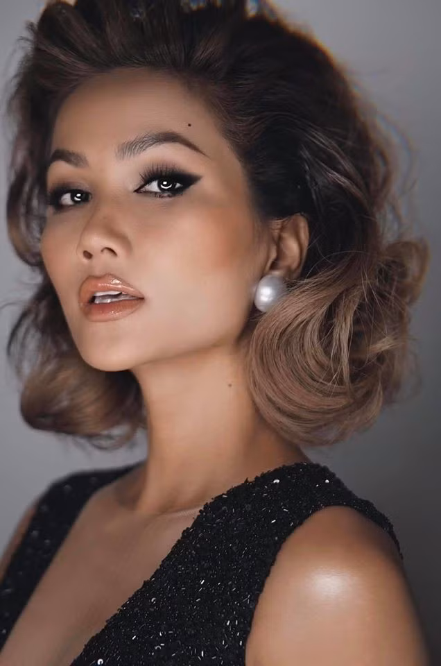 Nàng hậu cũng gây chú ý với mái tóc mới lạ. Sau thời gian chăm chỉ nuôi tóc, người đẹp tự tin xuất hiện với mái tóc thật của mình mà không cần phải dùng tóc giả như mọi lần.