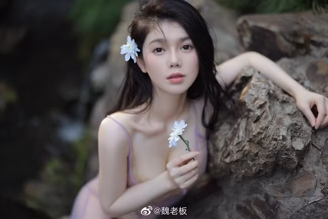 Không phải cũng có thể thể hiện vẻ mong manh xen lẫn nét quyến rũ khi chụp ảnh như người đẹp này.