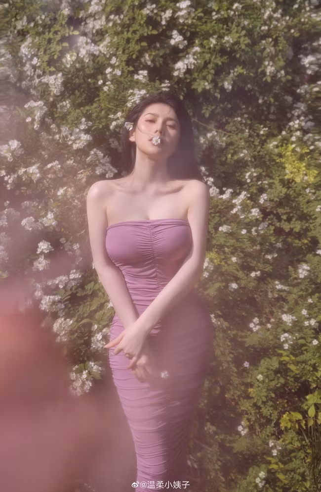Phong cách đời thường của cô cũng khá tôn dáng với những chiếc đầm bodycon.