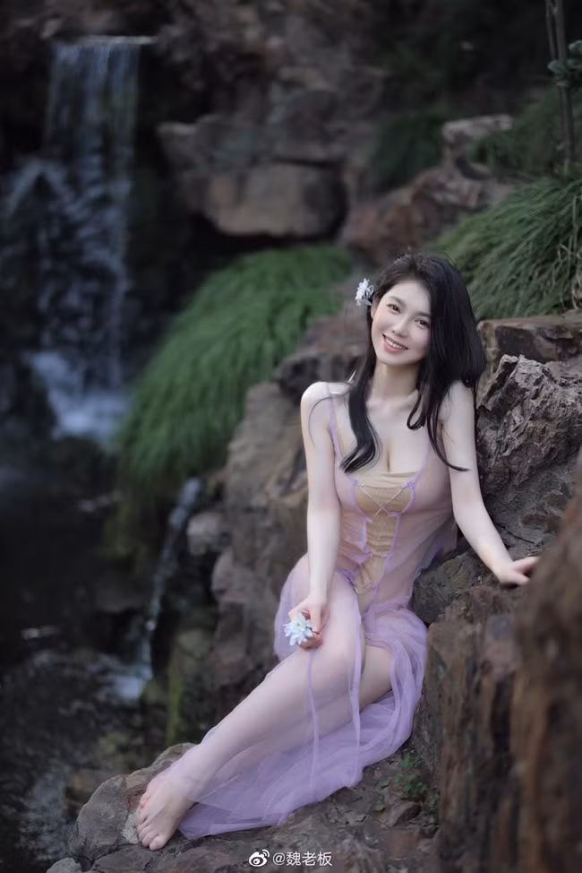 Khi đi tắm suối cô chọn mặc bộ bodysuit màu nude bên trong và diện ngoài một lớp váy mỏng bằng voan.