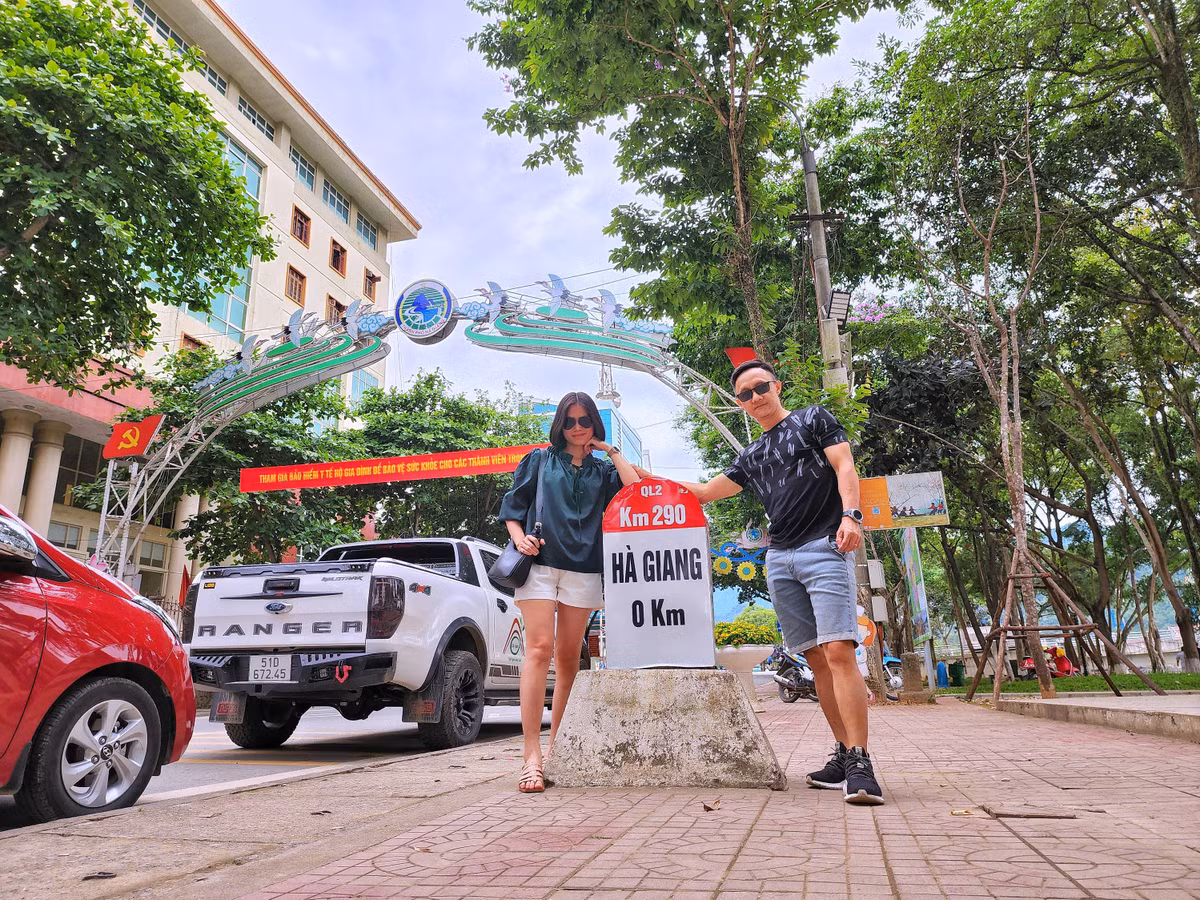 Cap vo chong o TP.HCM di xuyen Viet bang xe ban tai-Hinh-9