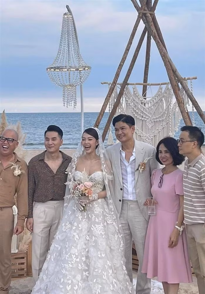 Như đã đưa tin, ông xã Minh Hằng tên Nguyễn Quốc Bảo, hơn nữ ca sĩ 10 tuổi. Anh là Phó Tổng giám đốc một công ty dệt lớn ở Long An.