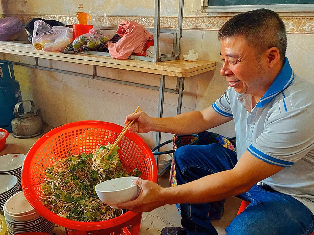 Quán bún bò lạ nhất xứ Huế: Bán hàng thần tốc, khách tự phục vụ ảnh 10