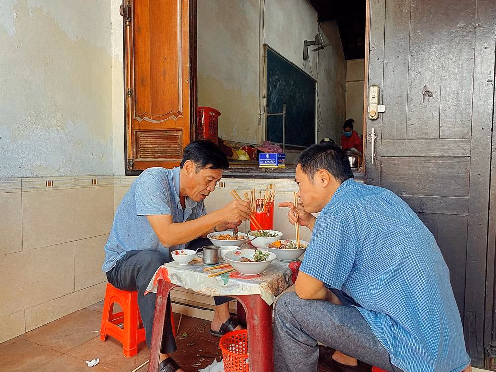 Quán bún bò lạ nhất xứ Huế: Bán hàng thần tốc, khách tự phục vụ ảnh 11