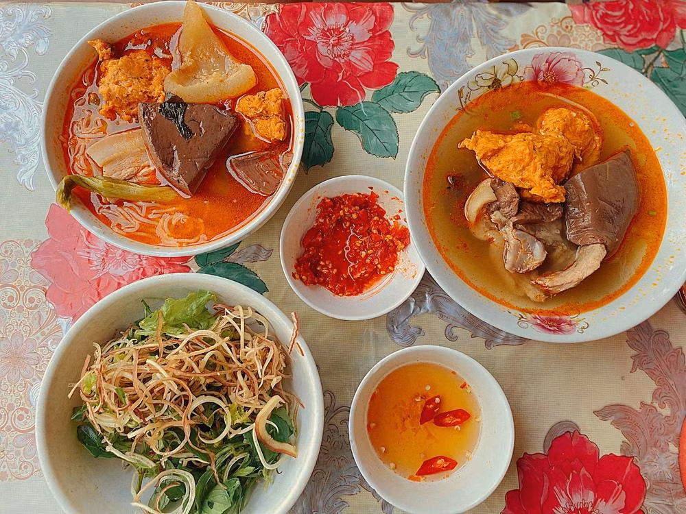 Quán bún bò lạ nhất xứ Huế: Bán hàng thần tốc, khách tự phục vụ ảnh 6