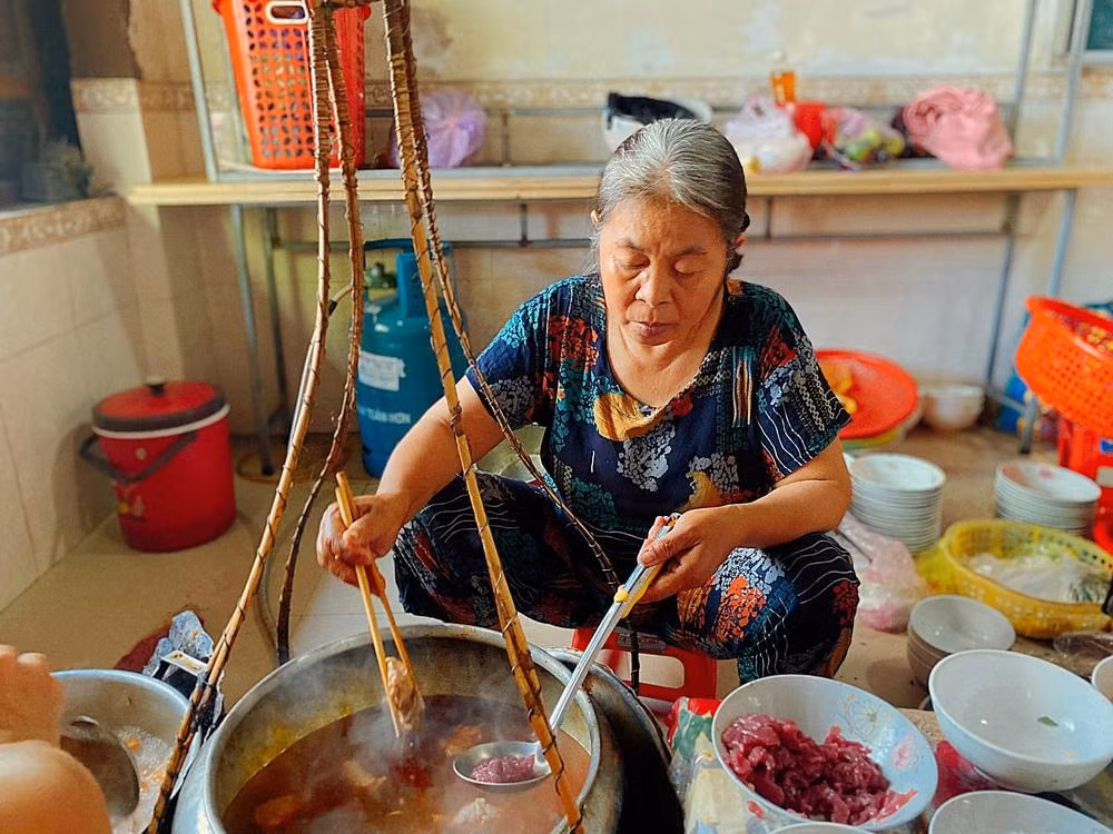 Quán bún bò lạ nhất xứ Huế: Bán hàng thần tốc, khách tự phục vụ ảnh 9