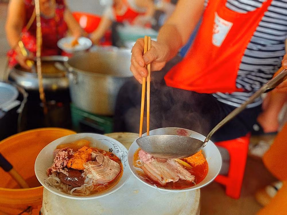 Quán bún bò lạ nhất xứ Huế: Bán hàng thần tốc, khách tự phục vụ ảnh 5