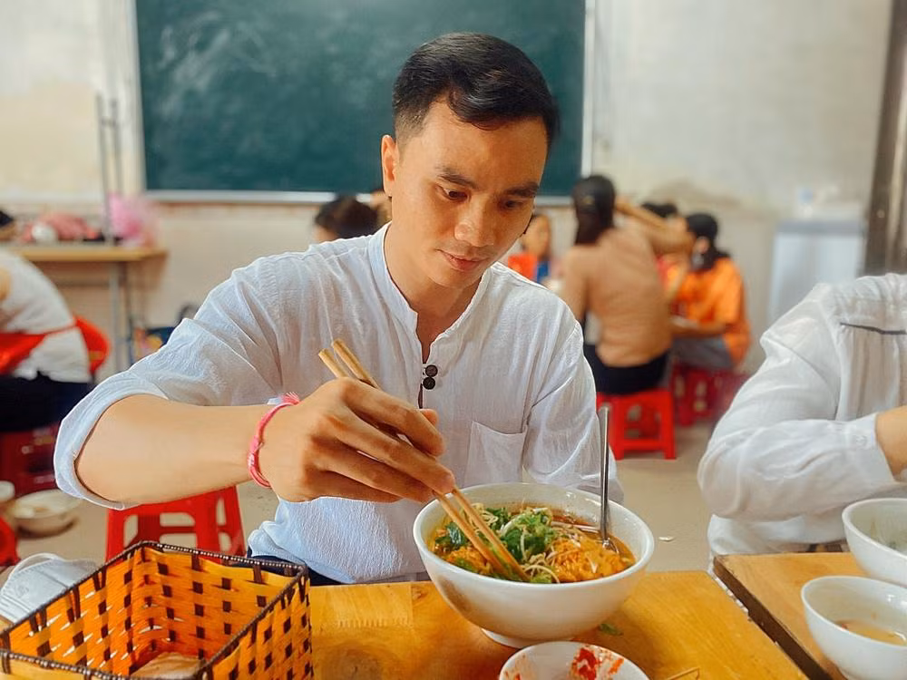 Quán bún bò lạ nhất xứ Huế: Bán hàng thần tốc, khách tự phục vụ ảnh 12