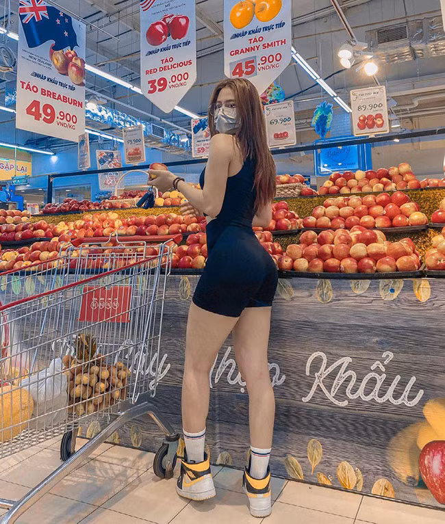 Hot gymer Huyền Dior diện bộ đồ gym liền thân đi siêu thị.