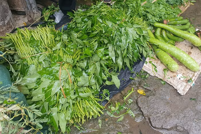 35 nghin dong/mo rau muong, ba noi tro phat hoang khi di cho-Hinh-4