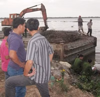 Người dân địa phương xôn xao bàn tán về cái chết bất thường.