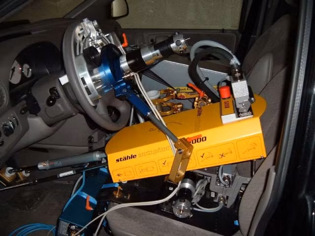  Robot lái xe: tất cả mọi người đều đã nghe về chương trình xe tự lái của Google. Những chiếc xe của Google tự điều khiển được quãng đường dài mà không gây ra bất cứ tai nạn nào, đó chỉ là vấn đề thời gian trước khi chương trình này mở rộng và hàng triệu người mất việc từ tài xế xe buýt, lái xe tải, tài xế taxi, phi công hãng hàng không, thậm chí anh chàng giao bánh pizza.