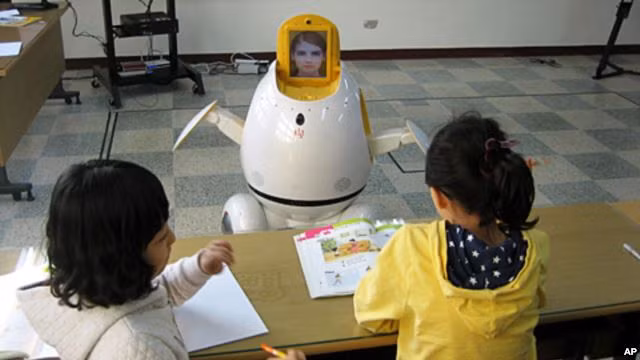  Một robot giáo viên có thành sự thực? Ngay cả giáo viên cũng có nguy cơ mất việc làm trong hai thập kỷ tiếp theo. Các nhà khoa học đang phát triển loại robot có thể tương tác với mọi người tự nhiên và giảng dạy những kỹ năng cơ bản. Robot thử nghiệm đang được sử dụng để dạy trẻ tự kỷ cách chơi và tương tác với những người khác.