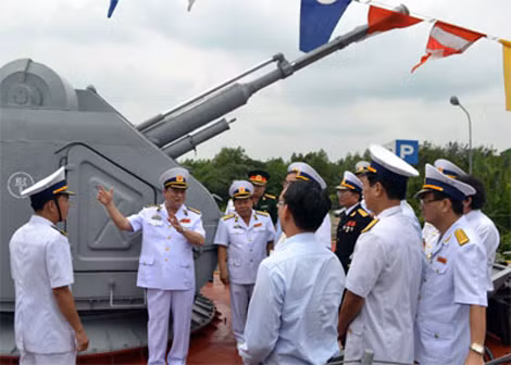 Các đại biểu tham quan hệ thống pháo hải quân AK-176 trên tàu.