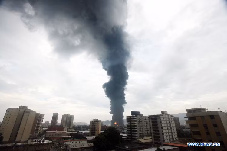 Cột khói đen từ dám cháy nhà máy lọc dầu Puerto La Cruz, ở bang Anzoategui, Venezuela cao ngút trời.
