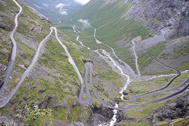 8. Cung đường Fjordland, Na Uy – dài 450 km từ Bergen tới Andalsnes. Ngoài cảnh quan ngoại mục, đây là cung đường có nhiều khúc quanh đáng sợ, địa hình mấp mô, lồi lõm và các vịnh hẹp nguy hiểm, thách thức lòng can trường của các tay đua.