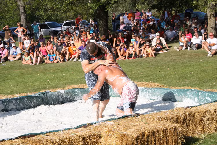 Ngày Khoai tây ở Barnesville, Minnesota được chờ đón và náo nhiệt hơn với cuộc thi đấu vật trong khoai tây nghiền nhuyễn thú vị.
