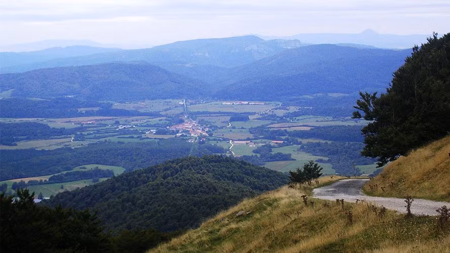 2. Cung đường Pyrenees, Pháp và Tây Ban Nha – có tổng chiều dài 2.410 km tính từ Bilbao (Tây Ban Nha) tới Biarritz (Pháp).